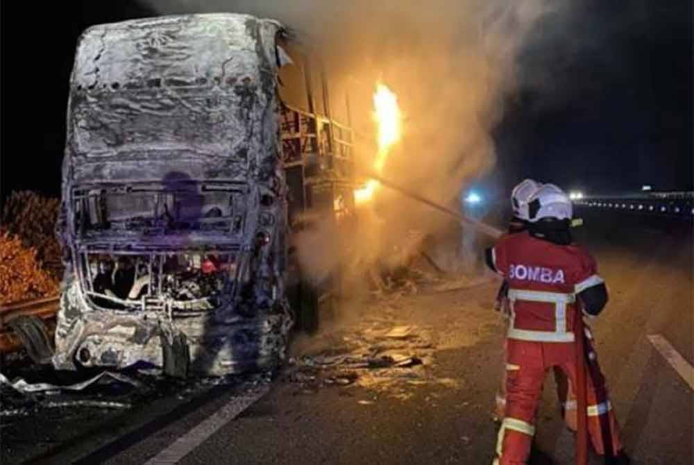 Sebuah bas ekspres dua tingkat terbakar 80 peratus dalam kejadian di Kilometer 375.4 Lebuhraya Utara Selatan, arah utara, dekat Slim River, pagi Jumaat. Foto JBPM Perak