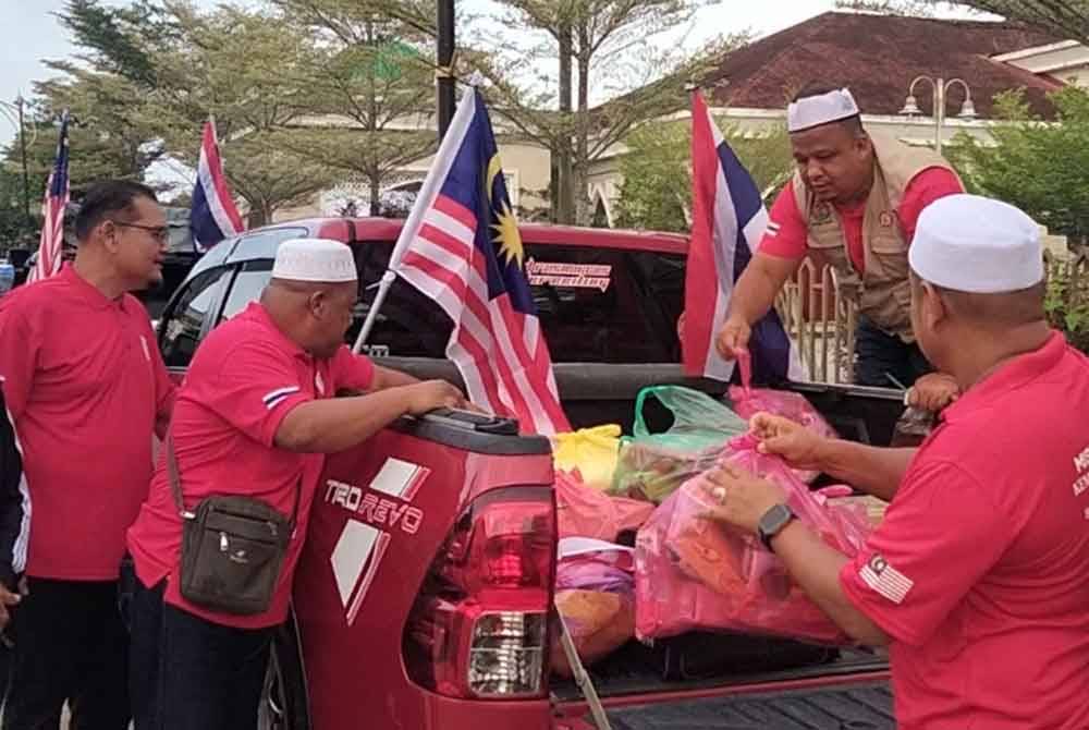 Ahli Kemahang Care melihat keperluan bantuan untuk penduduk Narathiwat yang dilanda banjir sempena Misi Bantuan Banjir ke Narathiwat.