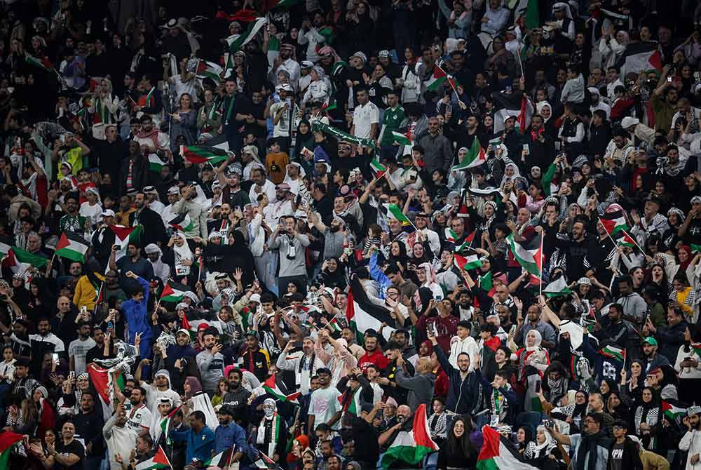 Reaksi para penyokong Palestin ketika menyaksikan perlawanan peringkat Kumpulan C Piala Asia 2023 menentang Emiriah Arab Bersatu (UAE) di Stadium Al Janoub. Foto Bernama