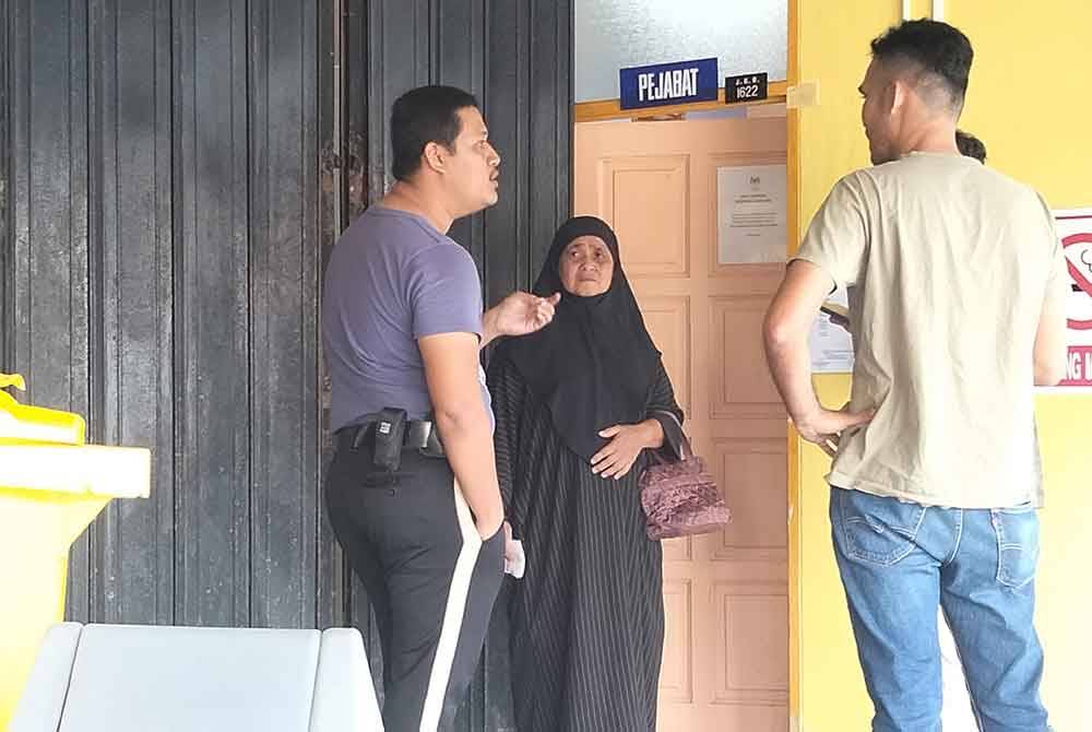 Norma (tengah) berada di Unit Forensik Hospital Pasir Mas pada Jumaat.