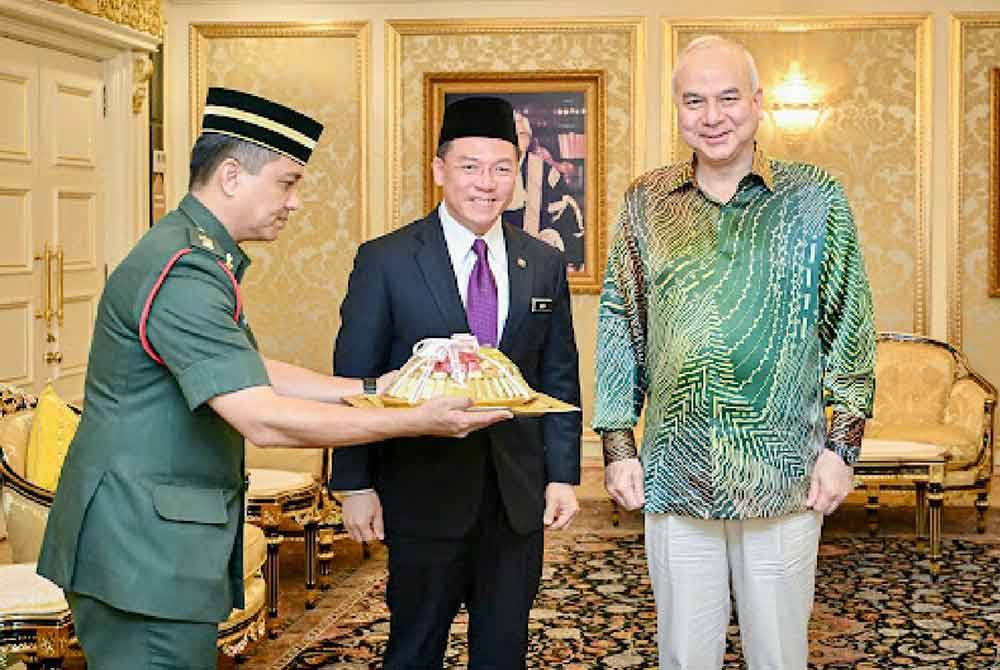 Sultan Nazrin (kanan) berkenan menerima menghadap Kor Ming di Istana Hinggap Perak di Kuala Lumpur pada Khamis. Foto ihsan pembaca