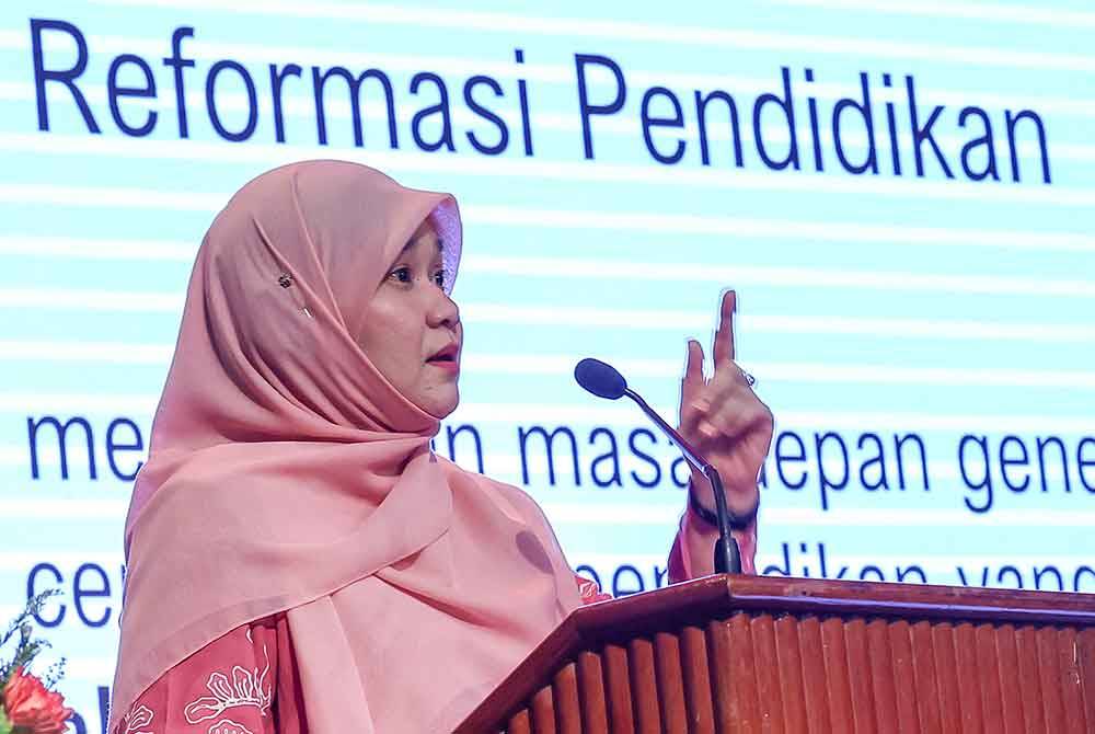 Fadhlina menyampaikan Amanat Tahun Baharu 2024 kepada warga pendidikan pada Jumaat. Foto Bernama