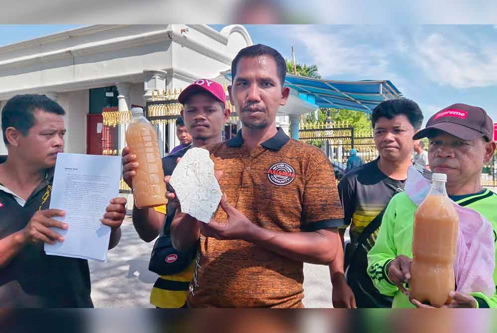 Sobri (tengah) menunjukkan air sungai yang keruh akibat projek kuari berhampiran kampung mereka.