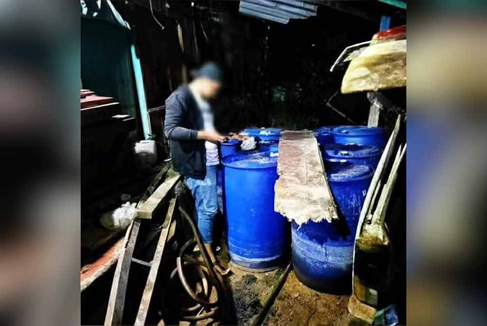 3,150 liter diesel bernilai RM6,772.50 diletakkan di dalam beberapa tong dram plastik di lokasi jeti itu. Foto FB KPDN Kelantan