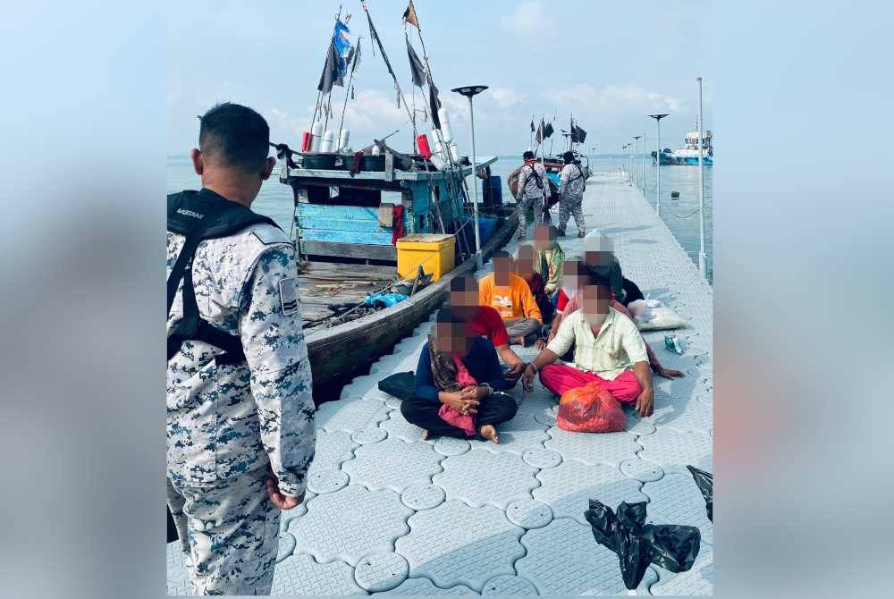 Antara nelayan warga Indonesia yang ditahan ketika leka mengaut hasil laut negara pada kedudukan lebih kurang 30 batu nautika barat daya Sungai Tengkorak, dekat sini jam 3.45 petang.