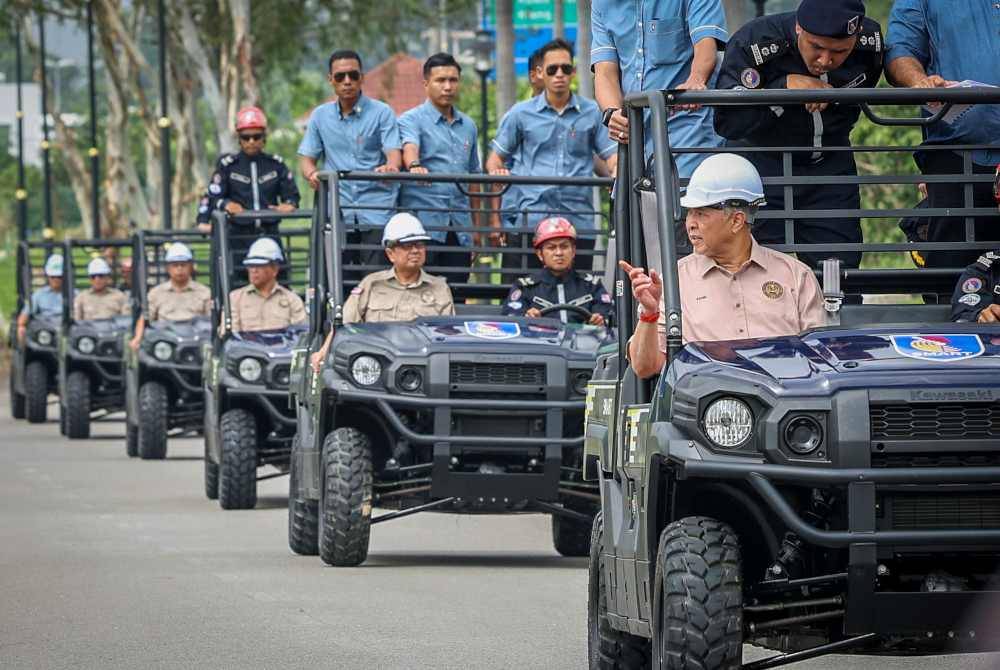 Ahmad Zahid menaiki Utility Terrain Vehichle semasa melawat Pusat Simulasi Bencana SMART pada Majlis Amanat Tahun Baharu 2024 Nadma di Pusat Latihan Pasukan Mencari dan Menyelamat Khas Malaysia (SMART) pada Jumaat. Foto Bernama