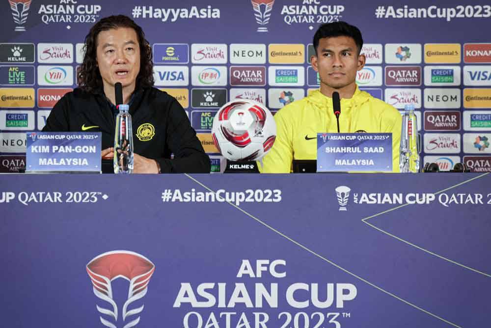 Kim Pan-Gon dan Shahrul Saad pada sidang media Pra-Perlawanan bagi Kumpulan E, Malaysia menentang Bahrain sempena Piala Asia 2023 di Pusat Media Utama pada Jumaat. Foto Bernama