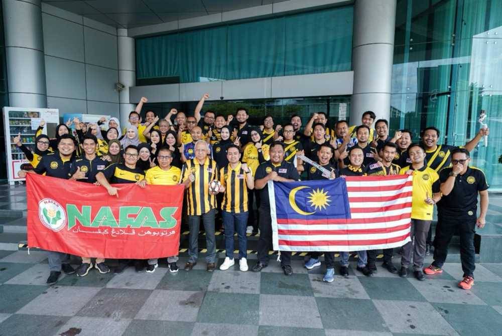 Staf NAFAS menyarung jersi Harimau Malaya ke pejabat sebagai tanda sokongan buat skuad kebangsaan.