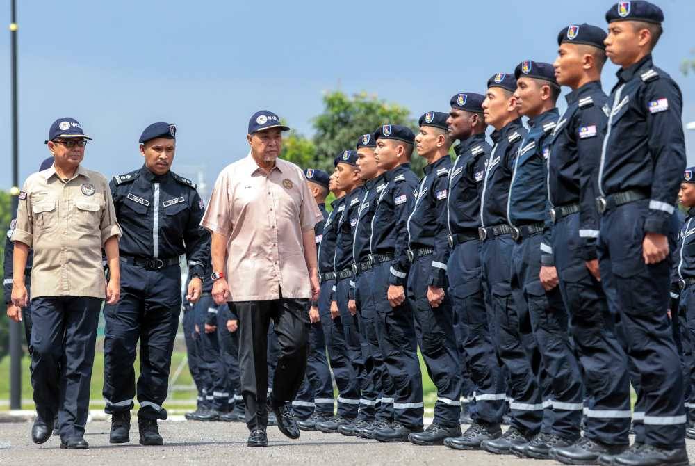 Ahmad Zahid melawat perbarisan anggota SMART semasa Majlis Amanat Tahun Baharu 2024 Agensi Pengurusan Bencana Negara (Nadma) di Pusat Latihan Pasukan Mencari dan Menyelamat Khas Malaysia (SMART) pada Jumaat. Foto Bernama