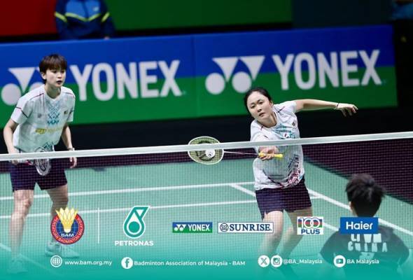 Insiden &#039;pelik&#039; dan &#039;lucu&#039; berlaku di gelanggang apabila beberapa kali perlawanan terpaksa dihentikan kerana terdapat tahi burung dan habuk yang jatuh di dalam gelanggang. - Foto Stadium Astro