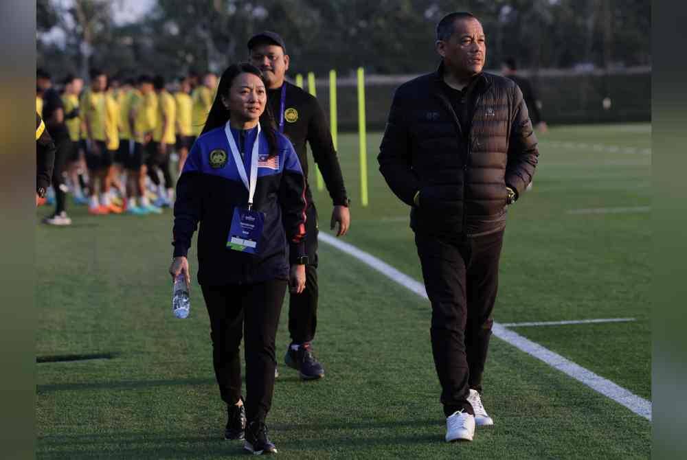 Hannah bersama Presiden FAM Datuk Hamidin Mohd Amin ketika meninjau sesi latihan pemain Harimau Malaya menjelang aksi menentang Bahrain pada Piala Asia 2023 di Universiti Qatar pada Jumaat. Foto Bernama