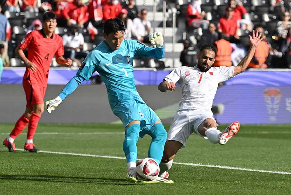 Seung-gyu ketika mengasak pemain Bahrain, Ali Madan semasa aksi Kumpulan E Piala Asia Qatar 2023 di Stadium Jassim bin Hamad, Doha. Foto AFP