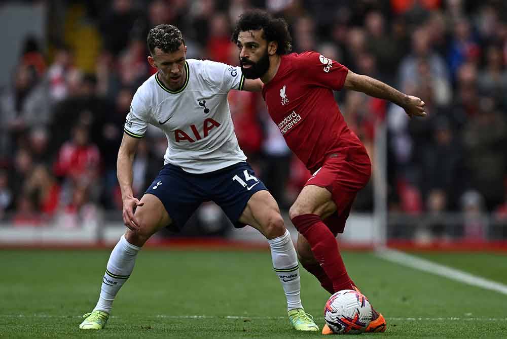 Perisic (kiri) bersaing dengan bintang Liverpool, Mohamed Salah semasa aksi Liga Perdana Inggeris (EPL) di Anfield, Liverpool pada 30 April lalu. Foto AFP