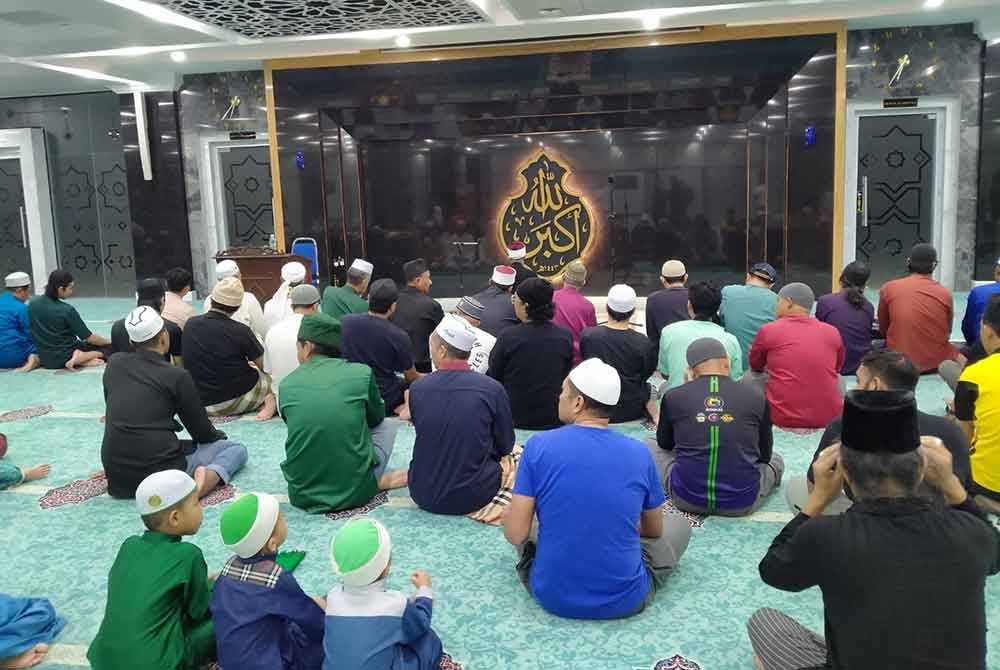 Kehadiran jemaah di Masjid Negeri Perak di sini kian bertambah dengan kehadiran peserta Program Fajar Ride & Drive ketika hujung minggu.