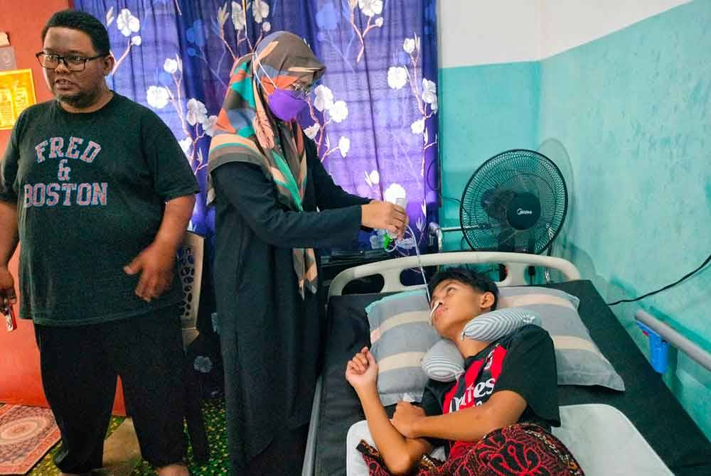 Isteri Irmi Shahrizan memberikan Muhammad Aqeef susu menggunakan tiub.