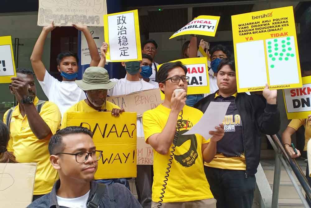 Muhammad Faisal sedang menyampaikan sesuatu ketika &#039;flash mob&#039; anjuran Bersih di Stesen LRT Masjid Jamek, Kuala Lumpur pada Sabtu.