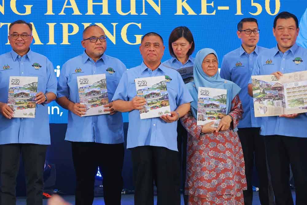 Saarani (tiga dari kiri) menunjukkan setem koleksi khas yang dikeluarkan sempena sambutan Ulang Tahun ke-150 Bandar Taiping.