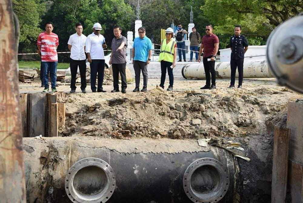 Kon Yeow (lima dari kanan) ketika membuat lawatan tapak kemajuan projek cegah rintang tersebut dekat Jambatan Ampang Jajar di sini, pada Sabtu.