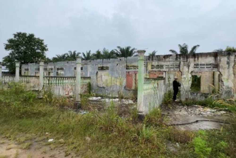 Rumah terbengkalai di Kampung Batu 7, Tongkang Pechah, Batu Pahat yang menjadi lokasi rangka manusia berserta tengkorak ditemukan polis.