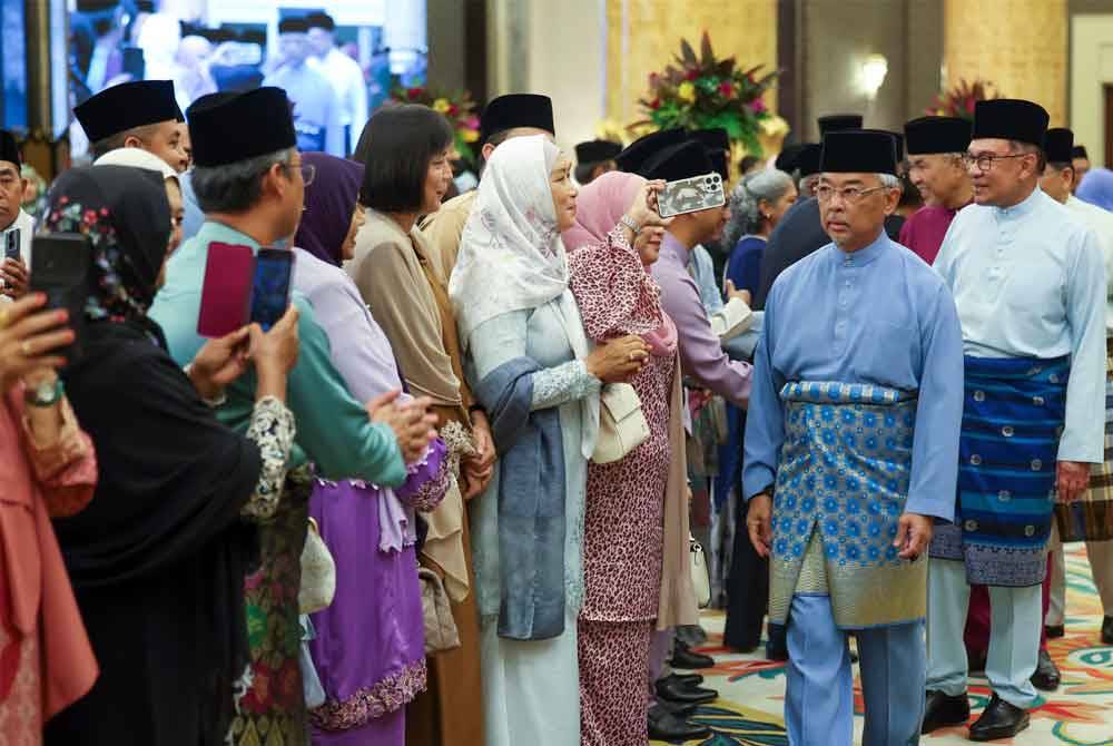 Yang di-Pertuan Agong Al-Sultan Abdullah Ri&#039;ayatuddin Al-Mustafa Billah Shah berkenan beramah mesra dengan tetamu yang hadir ketika berangkat pada Majlis Jamuan Teh Diraja Sempena Tamat Tempoh Pemerintahan Yang Dipertuan Agong Ke-16 di Istana Negara pada Sabtu. Turut kelihatan, Perdana Menteri Datuk Seri Anwar Ibrahim (dua, kanan). Foto Bernama