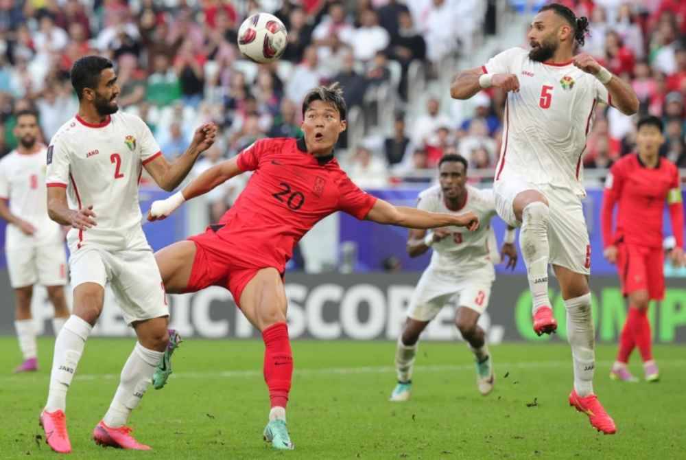 Antara aksi pemain Jordan dan Korea Selatan dalam aksi Kumpulan E pada Sabtu. Foto AFP