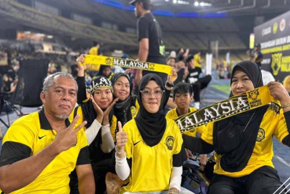 Peminat bola sepak tanah air sudah mula membanjiri Stadium Nasional Bukit Jalil bagi menyaksikan aksi kedua Kumpulan E Piala Asia 2023, Malaysia bertemu Bahrain pada jam 10.30 malam ini menerusi tiga skrin besar yang disediakan Kementerian Belia dan Sukan (KBS). Foto Bernama