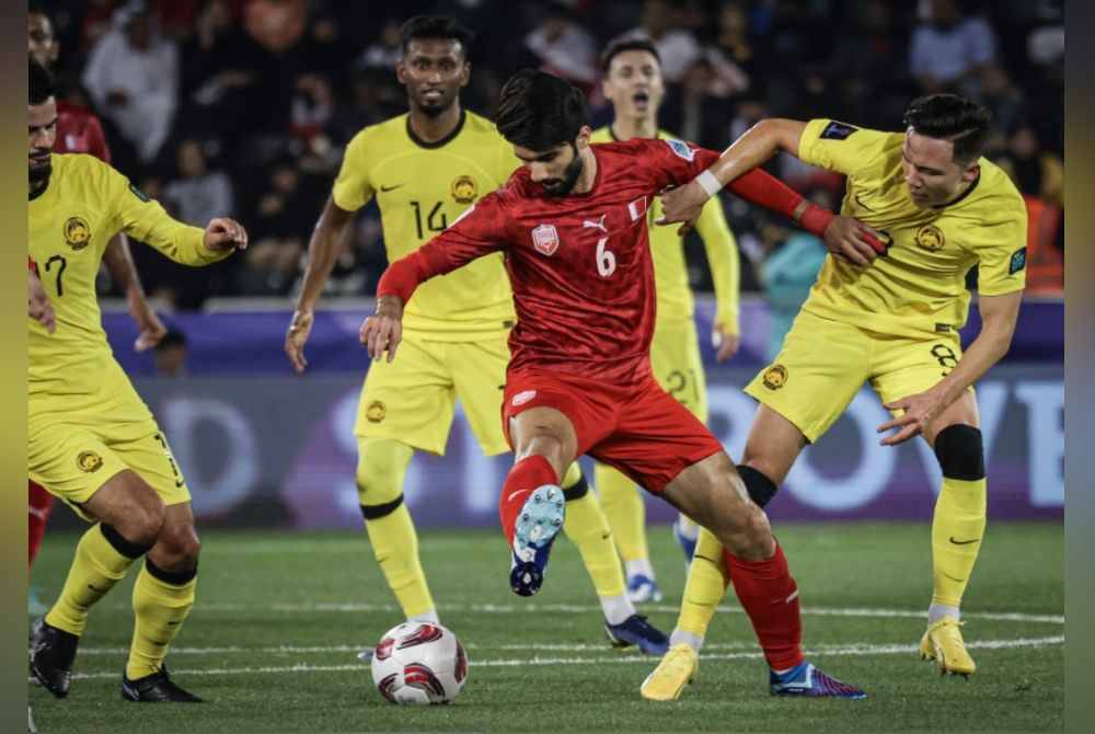 Pemain Bahrain diasak pemain Malaysia pada perlawanan di antara Malaysia menentang Bahrain peringkat kumpulan E Piala Asia 2023 di Stadium Jassim Bin Hamad pada Sabtu. Foto: Bernama