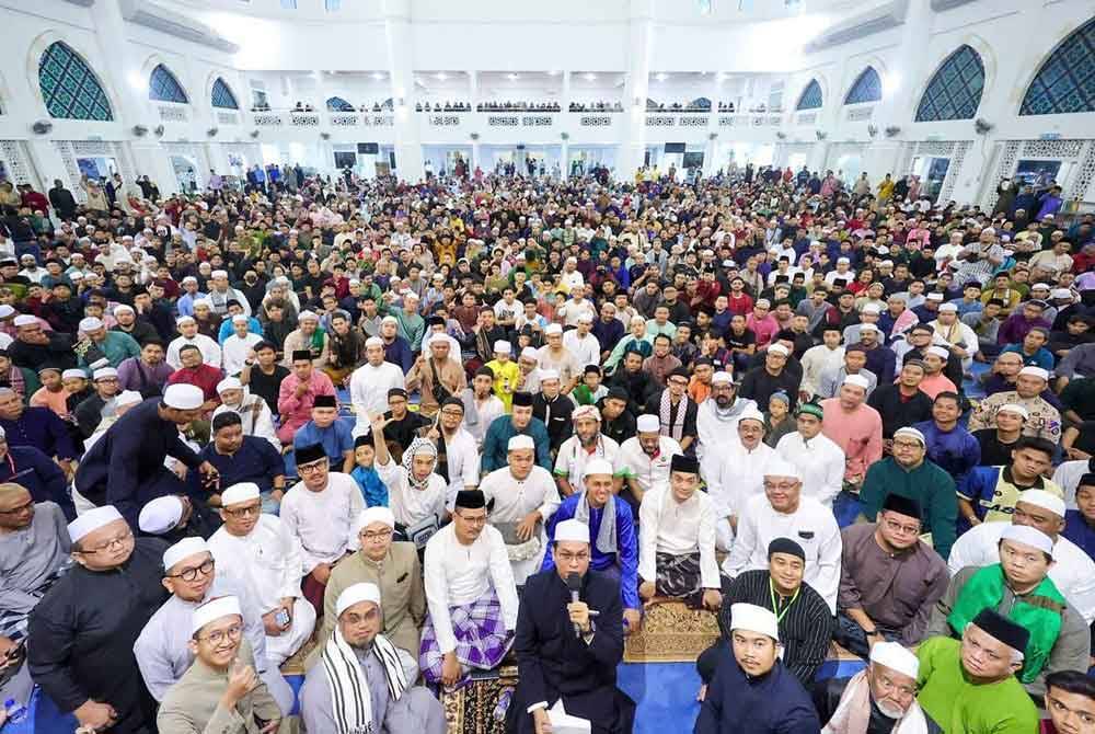 Onn Hafiz (barisan kedua, empat dari kanan) hadir bersama 12,000 jemaah semasa Program Semarak Subuh di Masjid Sultan Iskandar, Bandar Dato&#039; Onn pada Sabtu.