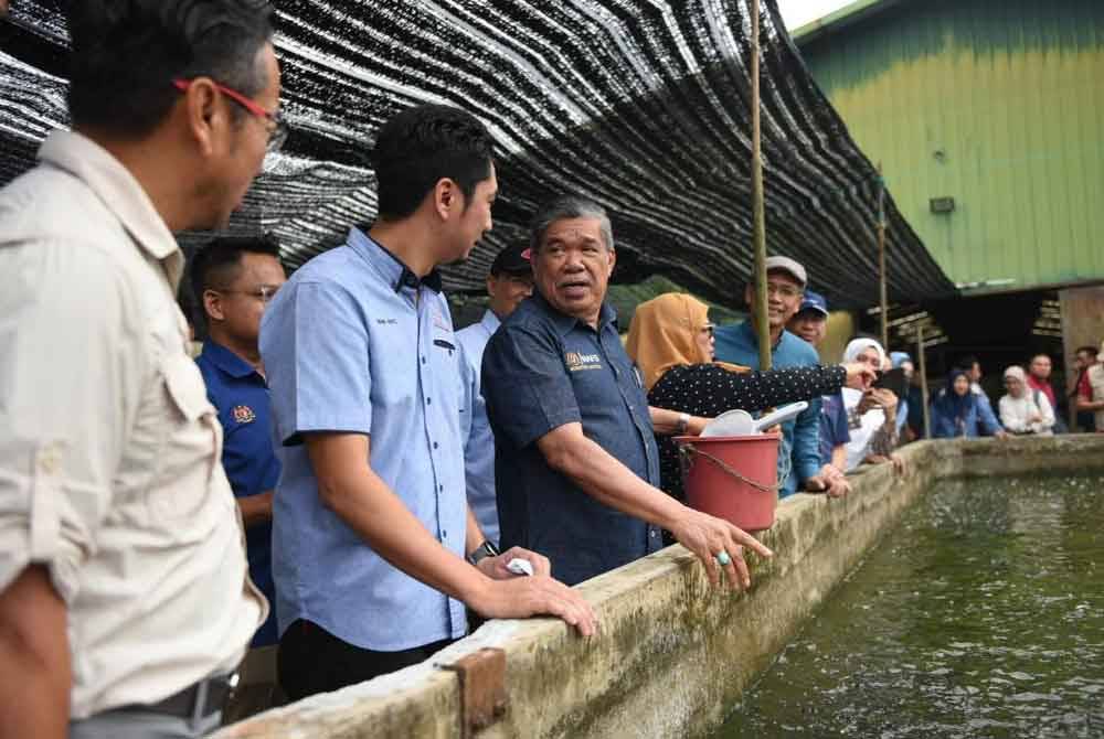 Mohamad (tiga dari kiri) meninjau operasi kolam ikan diusahakan ARC Berkat Agrafood.