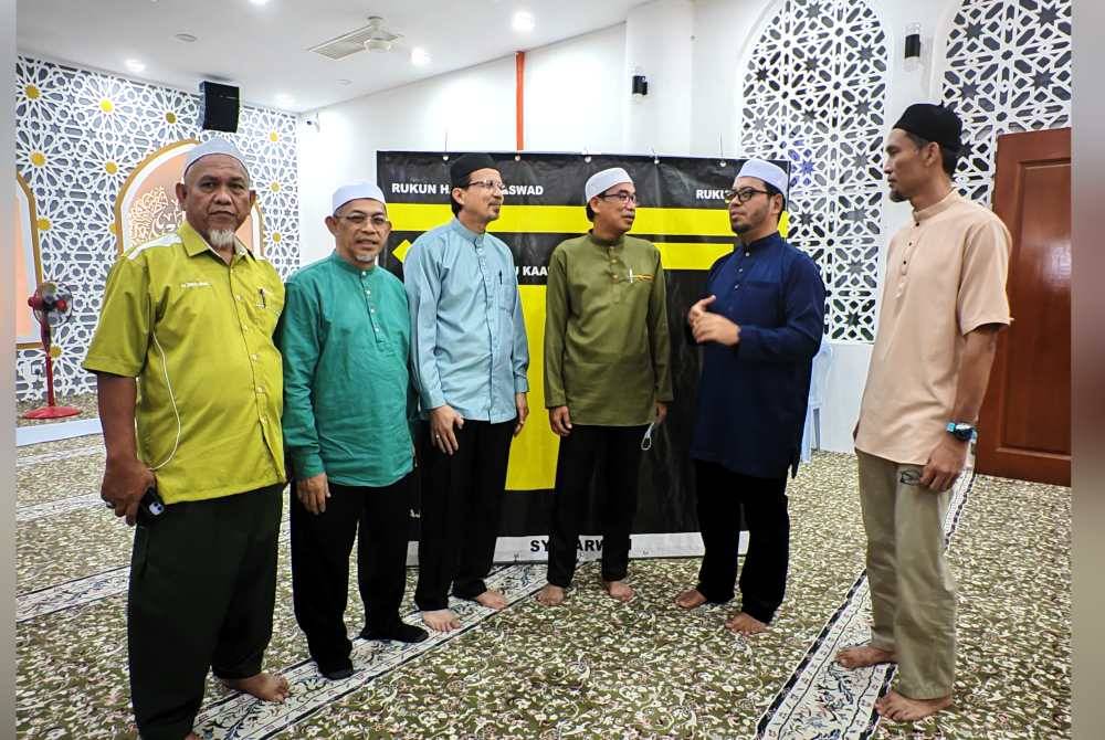 Zulkifli(dua dari kanan) beramah mesra dengan bakal-bakal haji di Masjid Kariah Paroi Jaya pada Ahad.