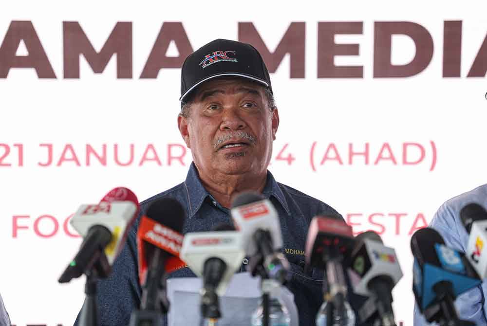 Menteri Pertanian dan Keterjaminan Makanan Datuk Seri Mohamad Sabu ketika sidang media selepas program lawatan ke ladang pembenihan dan ternakan ikan air tawar ARC Berkat Agrofood Sdn Bhd di Rawang pada Ahad. - Foto Bernama