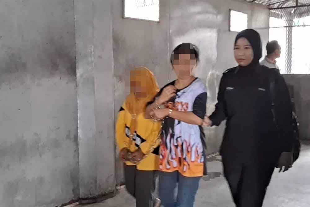 Ibu kandung mangsa rogol (kiri) dibawa ke mahkamah bagi proses permohonan reman pada Ahad.