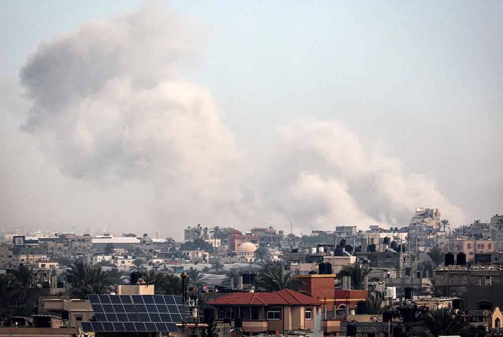 Kelihatan asap berkepul-kepul di Khan Yunis, selatan Semenanjung Gaza semasa pengeboman Israel pada Ahad, di tengah-tengah pertempuran berterusan antara Israel dan pejuang Hamas. Foto AFP