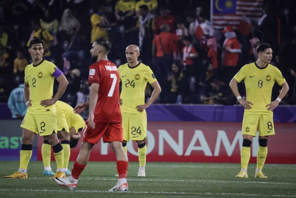 Penjaring gol kemenangan pasukan Bahrain, Ali Madan melintasi para pemain skuad Harimau Malaya pada perlawanan di antara Malaysia menentang Bahrain peringkat kumpulan E Piala Asia 2023 di Stadium Jassim Bin Hamad. Foto Bernama