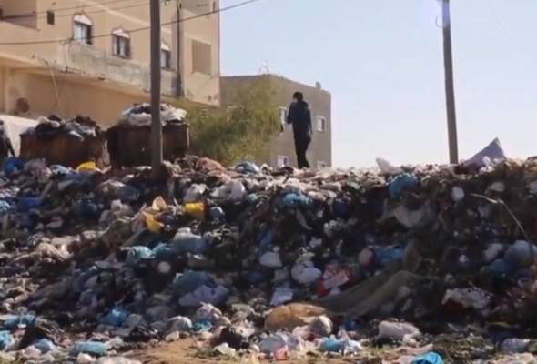 Penduduk di Deir al-Balah, yang dipenuhi ribuan pelarian dari utara, bimbang tentang kesan yang boleh ditimbulkan oleh bau busuk dan pencemaran disebabkan sampah sarap. - Foto X/Jarmila2222