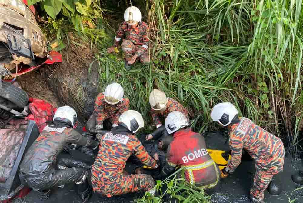 Anggota bomba sedang mengeluarkan mangsa tersepit dalam kemalangan di Jalan Banting – Dengkil, pada Isnin.