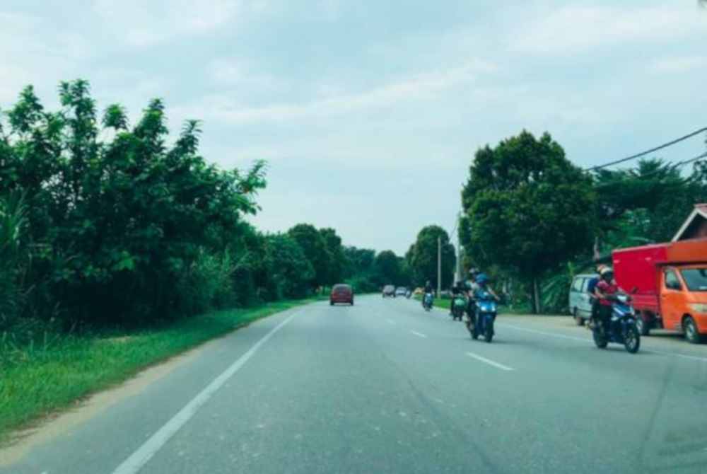 Keadaan jalan di Batu 5 dari Sungai Relong ke Taman Lela pada waktu siang. Foto Astro AWANI