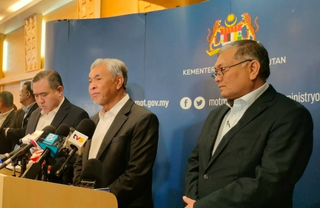 Ahmad Zahid (tengah) pada sidang media selepas sesi libat urus bersama Persatuan Motosikal di Kementerian Pengangkutan pada Isnin.