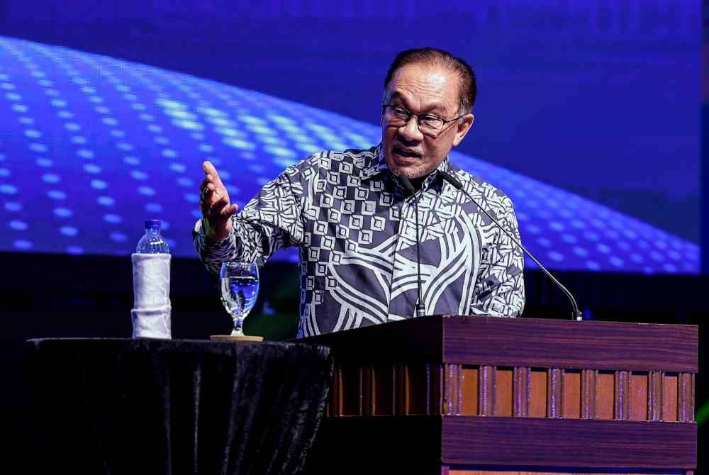 Perdana Menteri Datuk Seri Anwar Ibrahim menyampaikan ucapan pada perasmian Wacana Pemikiran Global 2024 bertemakan The Next 100 Years: Vision 2100 for Malaysia di Dewan Tunku Canselor Universiti Malaya pada Isnin. Foto Bernama