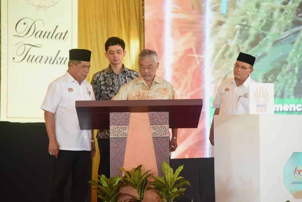 Al-Sultan Abdullah (tengah) berkenan merasmikan Program Smart Sawah Berskala Besar (Smart SBB) ala Sekinchan di Kampung Merchong, pada Isnin.