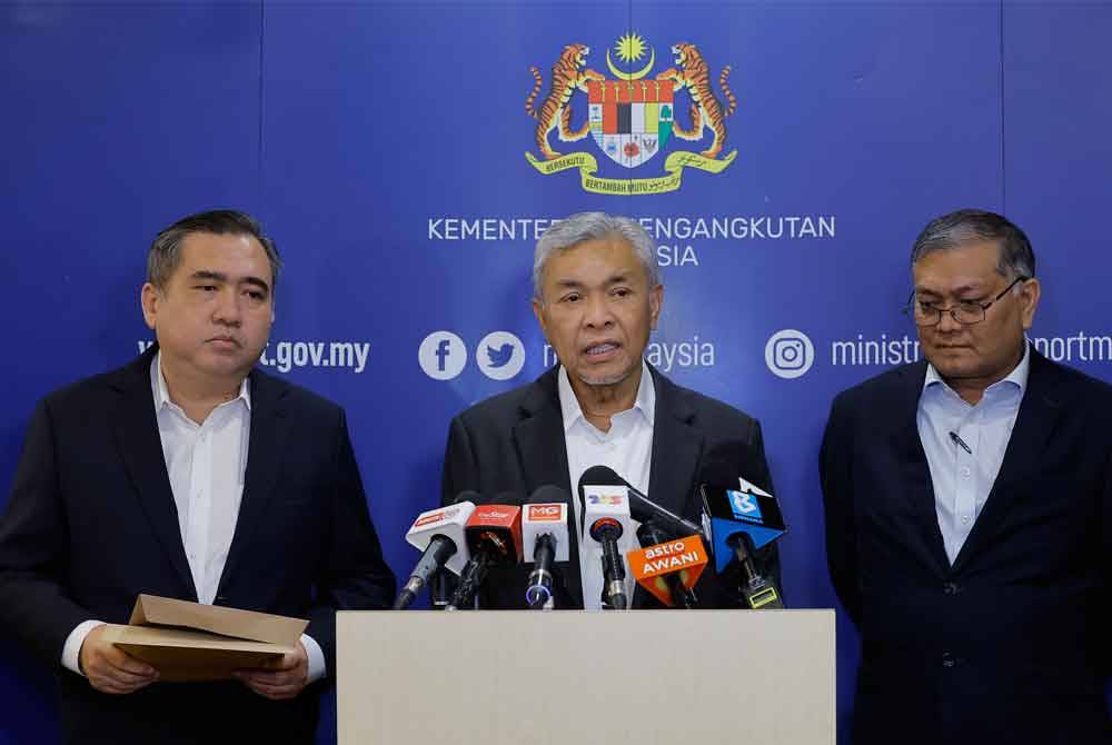 Timbalan Perdana Menteri Datuk Seri Dr Ahmad Zahid Hamidi pada sidang media selepas Sesi Libat Urus Bersama Persatuan Motosikal Malaysia di Kementerian Pengangkutan pada Isnin.
Turut sama Menteri Pengangkutan Anthony Loke (kiri) dan Timbalan Menteri Dalam Negeri Datuk Seri Dr Samsul Anuar Nasarah.- Foto Bernama