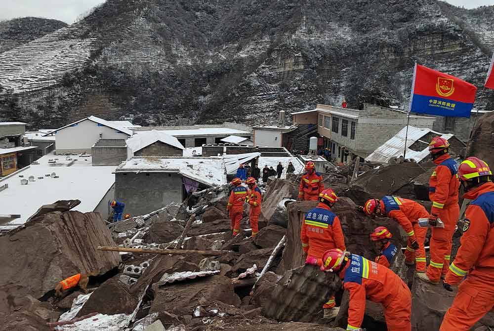 Lebih 200 penyelamat bersama 33 kenderaan bomba dan 10 jengkaut terlibat dalam operasi mencari mangsa di Kampung Liangshui, Pekan Tangfang di bandar Zhaotong. Foto Xinhua