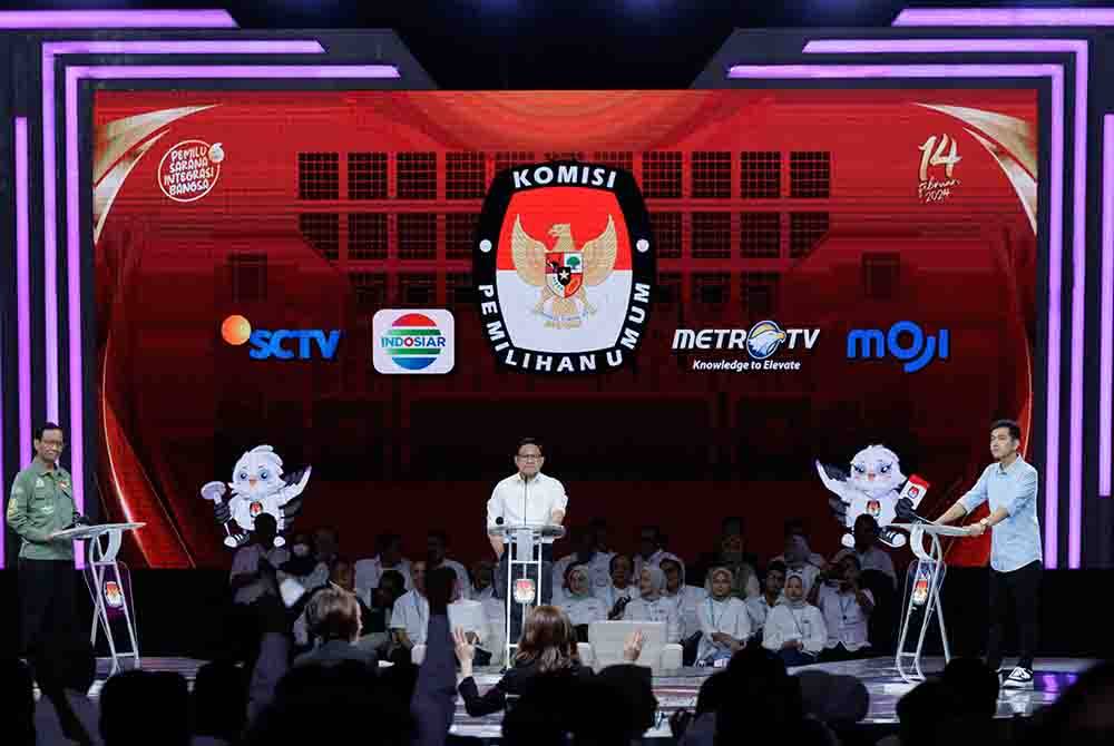 Tiga calon Naib Presiden, (dari kiri) Mahfud MD, Muhaimin Iskandar dan Gibran Rakabuming Raka menghadiri debat Pusat Konvensyen Jakarta (JCC) di Jakarta. Foto AFP