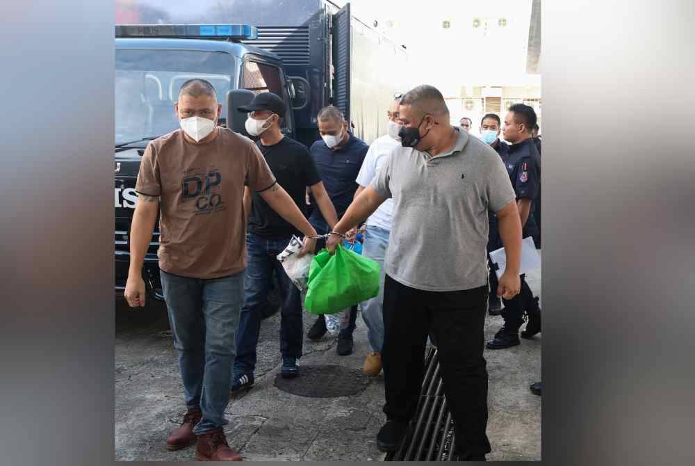 Enam anggota polis tiba di Mahkamah Tinggi hari ini bagi perbicaraan kes bunuh pemandu e-hailing Nurman Bakaratu membabitkan lapan tertuduh termasuk bekas Ketua Staf Perisikan Eastern Sabah Security Command (ESSCom), Datuk Mat Zaki Md Zain. Foto Bernama