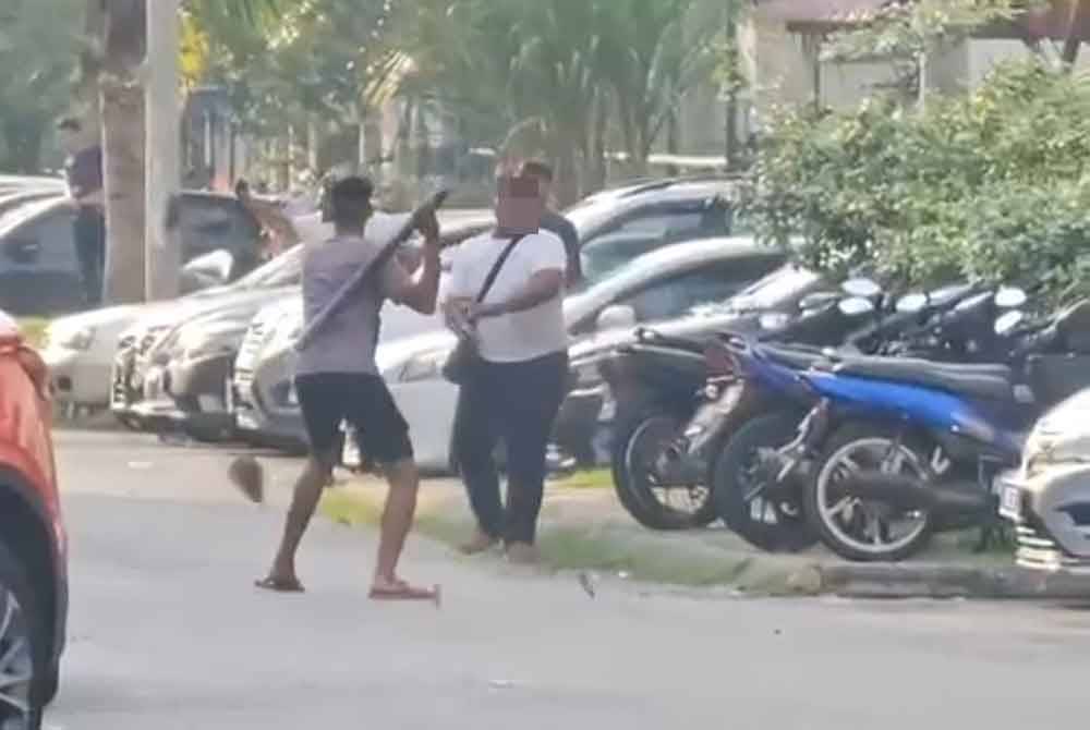 Tangkap layar sebuah video tular menyaksikan satu pergaduhan di tempat awam di Seksyen 28, Shah Alam, Selangor pada Ahad.