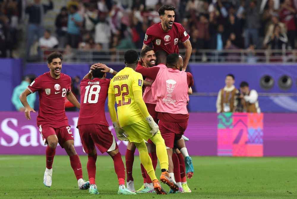 Pemain Qatar meraikan jaringan gol Al-Haydos pada aksi menentang China. Foto AFP