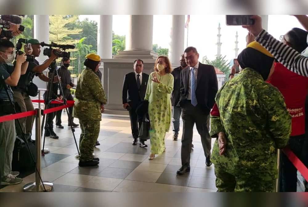 Na&#039;imah melambai tangan kepada petugas media di pekarangan lobi Mahkamah Sesyen Jenayah 9, Kuala Lumpur pada Selasa.