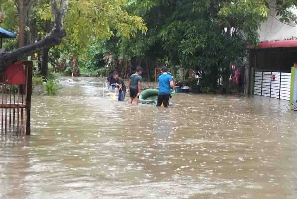 Antara kediaman yang dinaiki air di kawasan perumahan Taman Alamanda 3, Kuala Terengganu pada pagi Selasa.