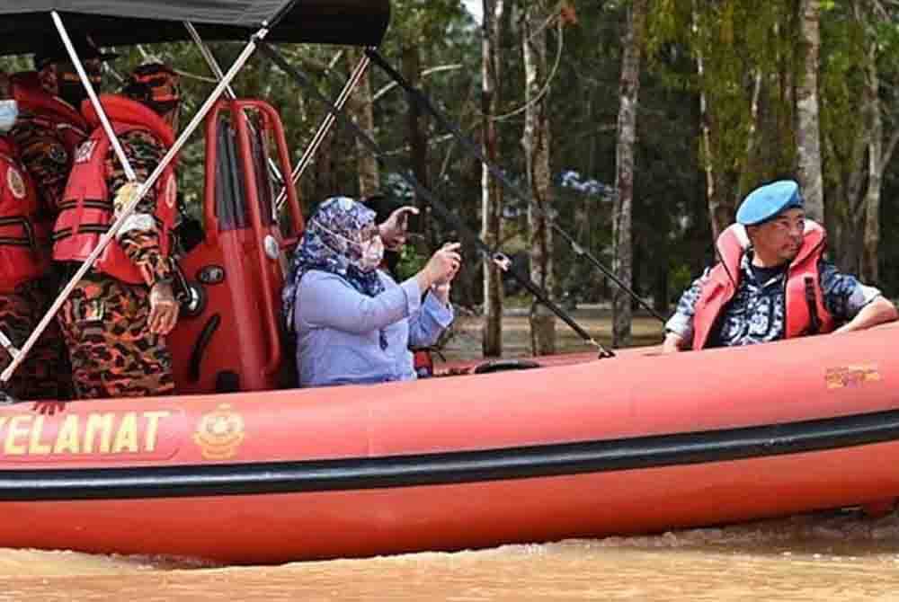 Al-Sultan Abdullah bersama Tuanku Azizah meninjau keadaan banjir di Pahang baru-baru ini.