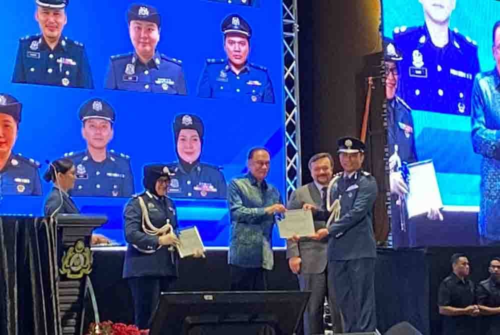 Anwar menyampaikan anugerah penghargaan kepada salah seorang penerima sempena Sambutan Hari Kastam Sedunia kali-42 di PICC, Putrajaya, pada Selasa.